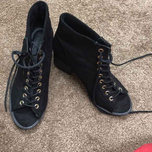 Cute sandal/booties - Picture 1 of 3